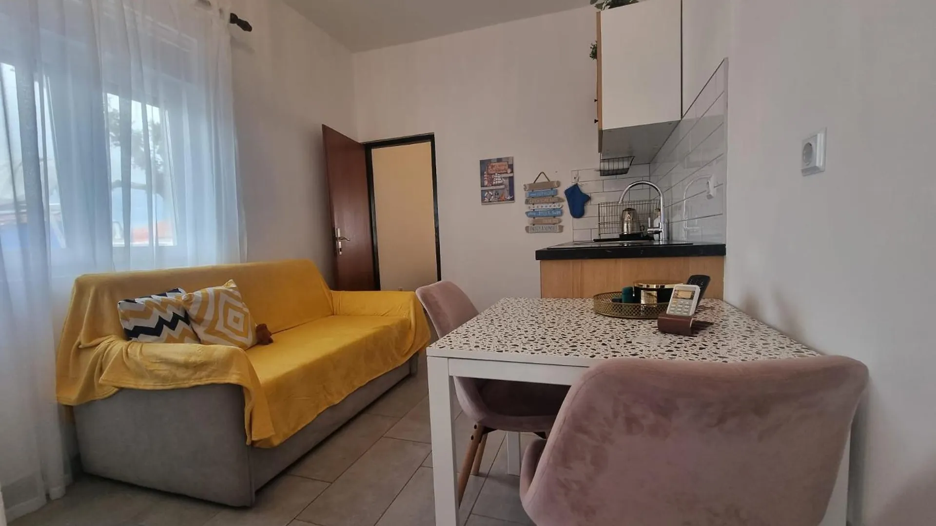 Apartmani Delminium Vir 0*,
