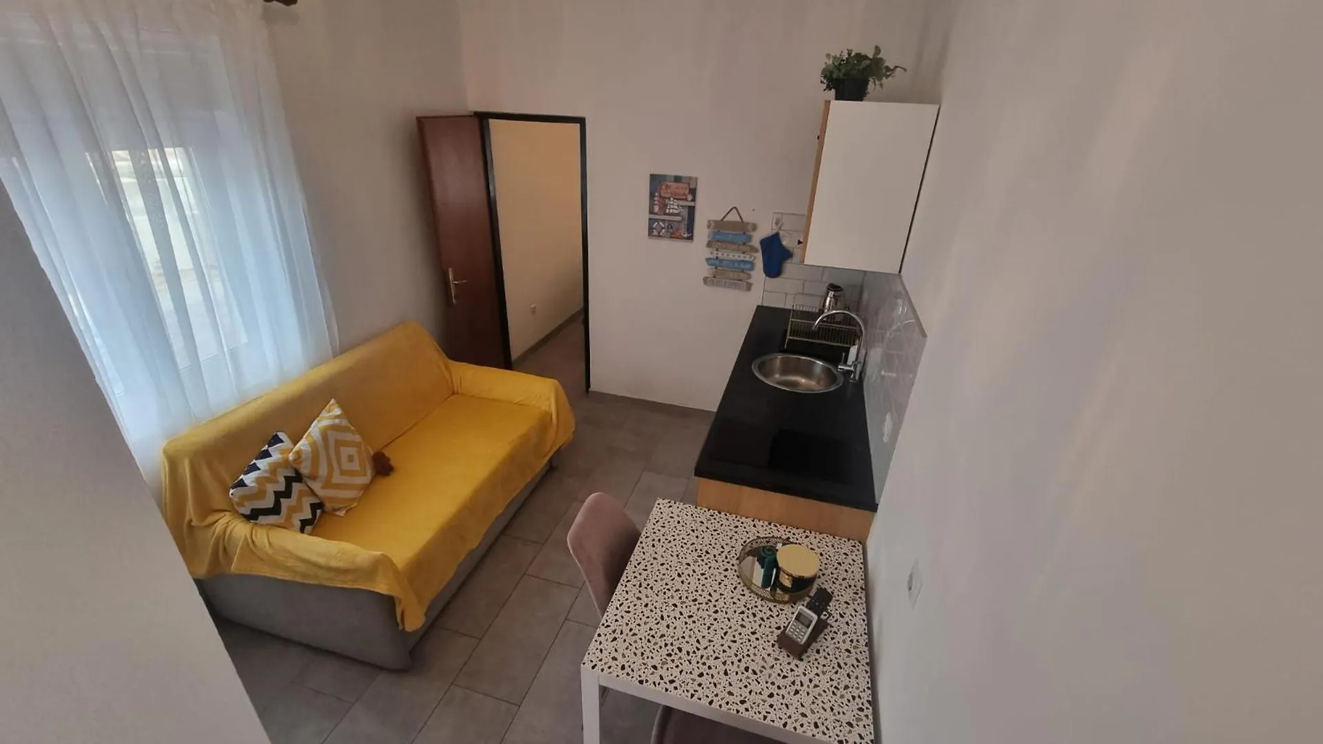 Apartmani Delminium Vir 0*,  Croatia